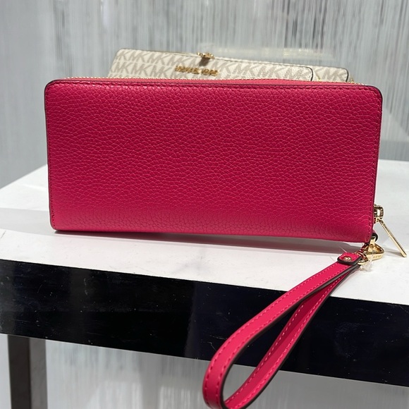 MICHAEL KORS
Leather Continental Wristlet Phone Case Wallet 
Electric Pink 
NWT - Picture 4 of 16